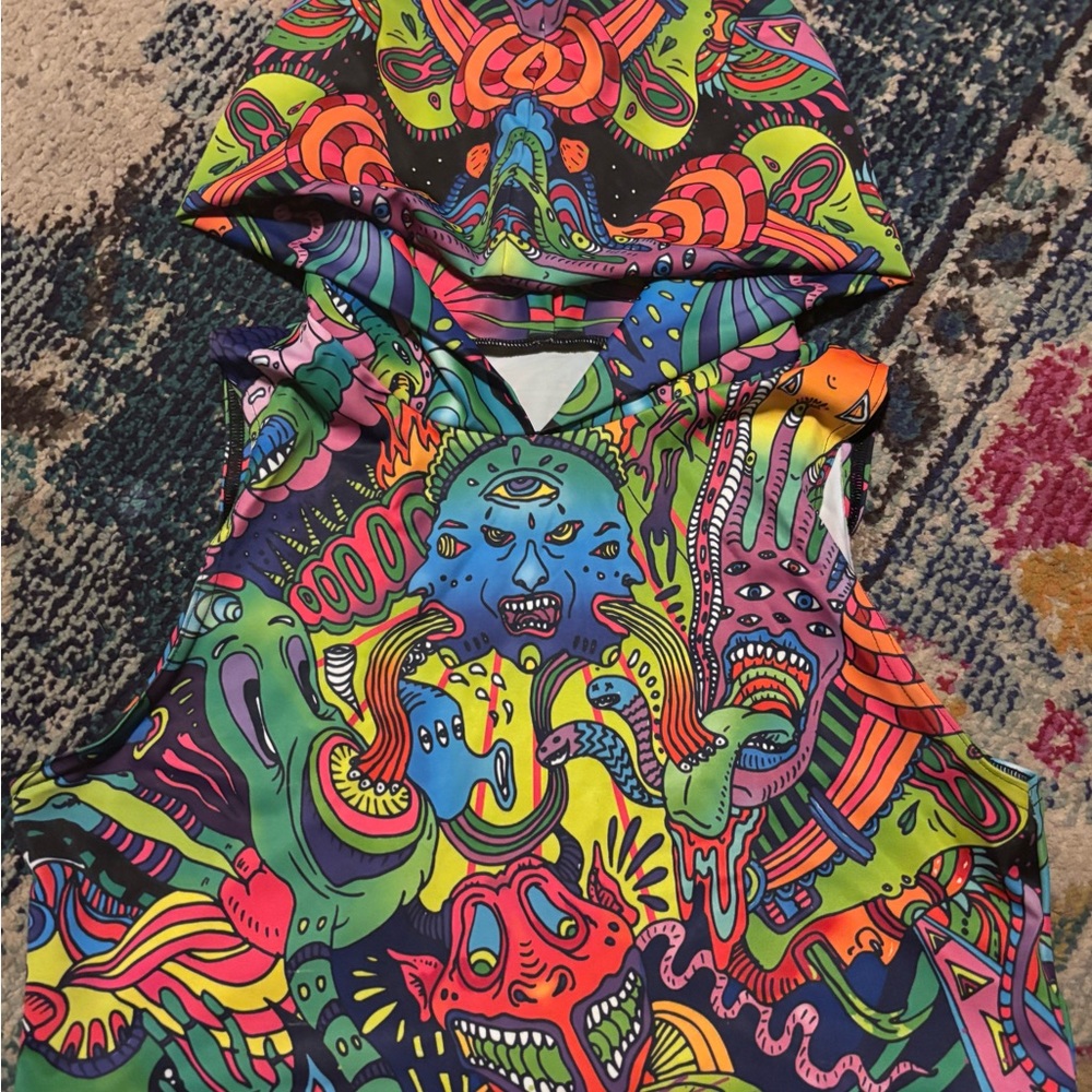 DEVIL WALKING/ M/L-Psychedelic Colorful Graphic Crop Top/Festival/ Activewear